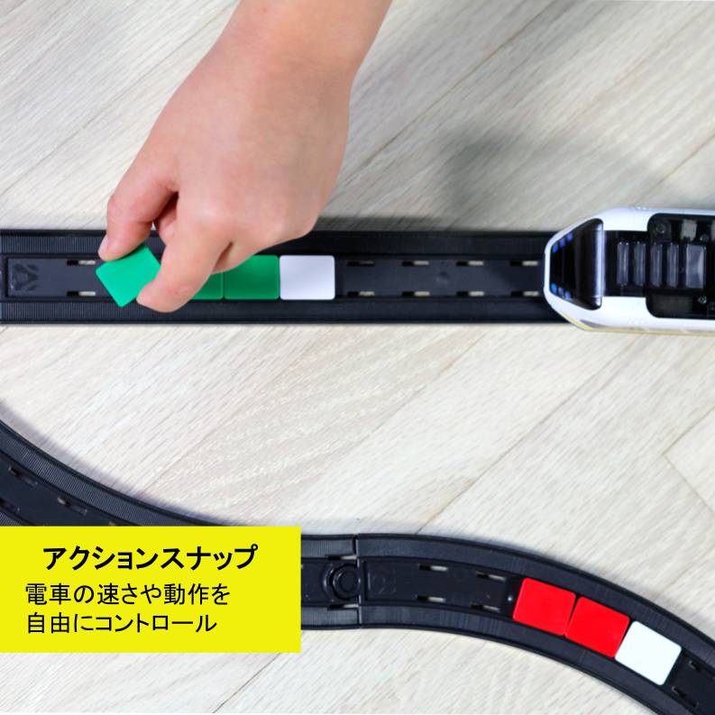 手で実物の線路にスナップを取り付ける様子